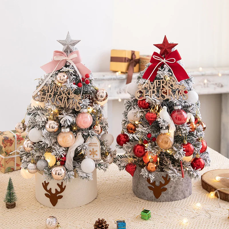 Mini sapin de Noël avec décorations et guirlande