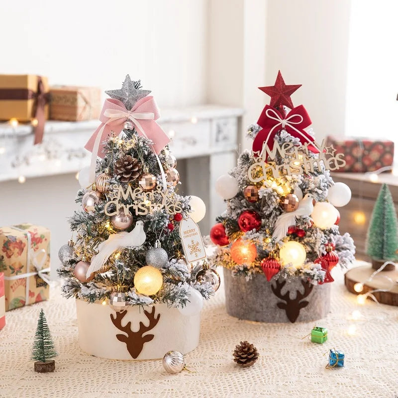 Mini sapin de Noël avec décorations et guirlande