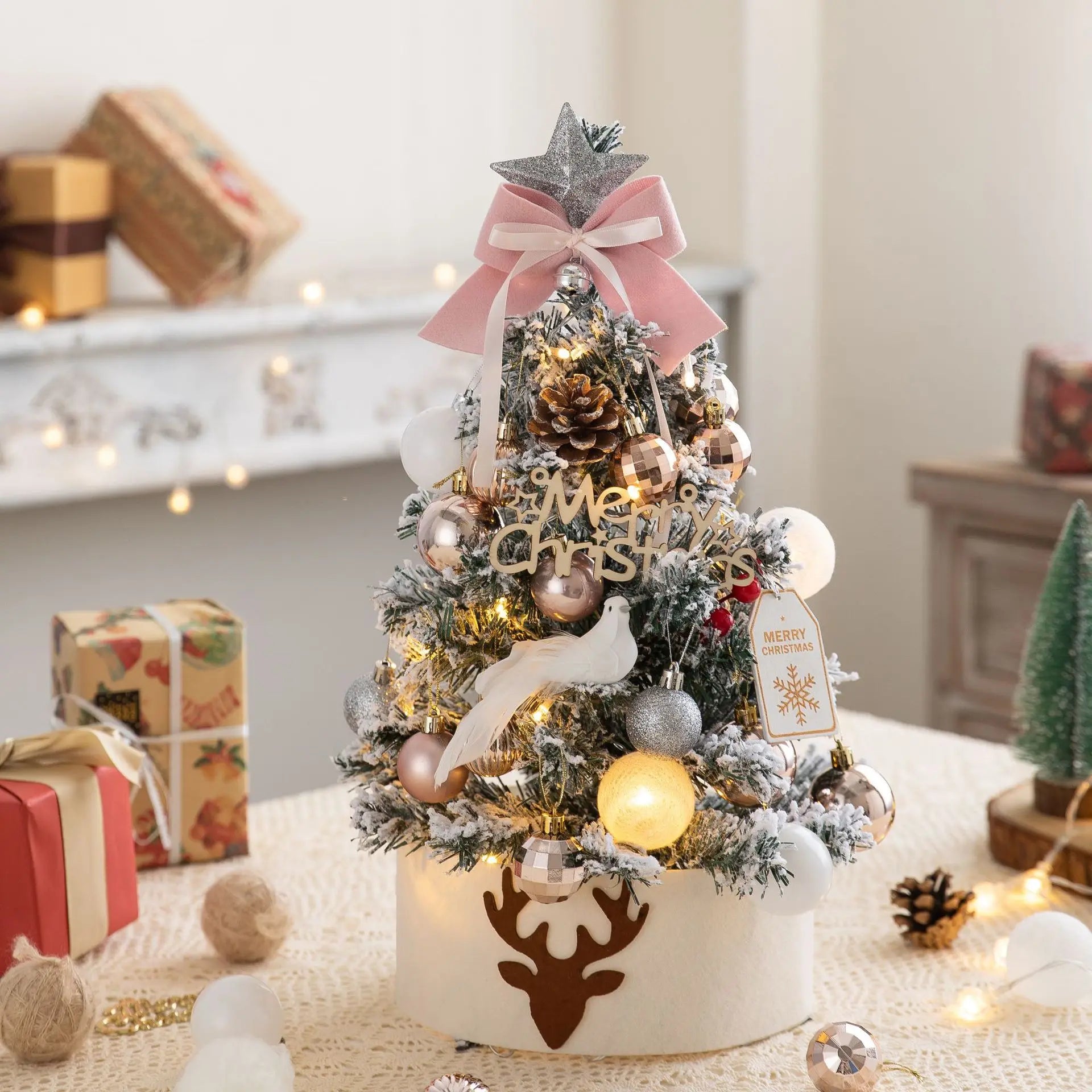 Mini sapin de Noël avec décorations et guirlande