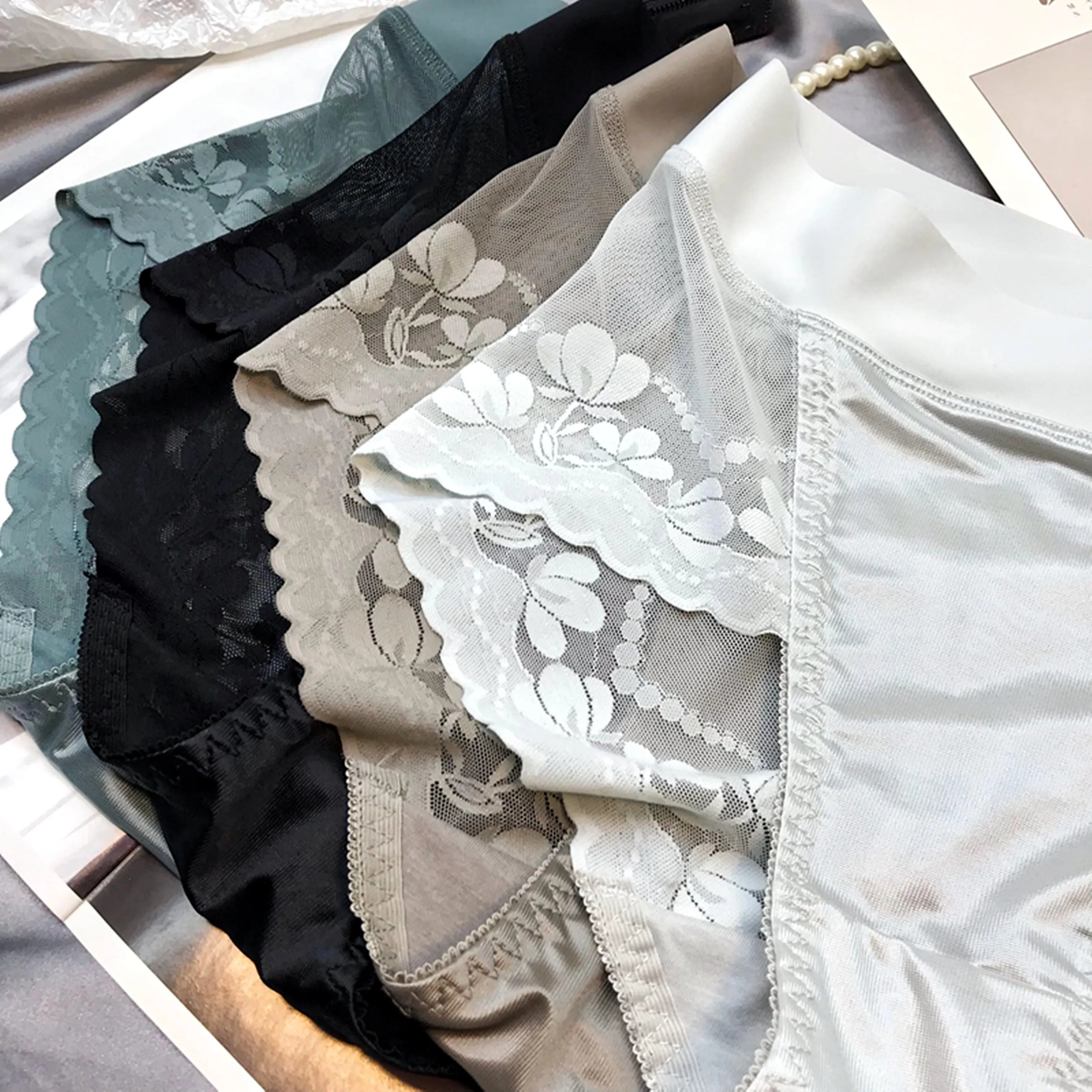 Lot de 3 Culottes Sexy en Soie Glacée et Dentelle Florale
