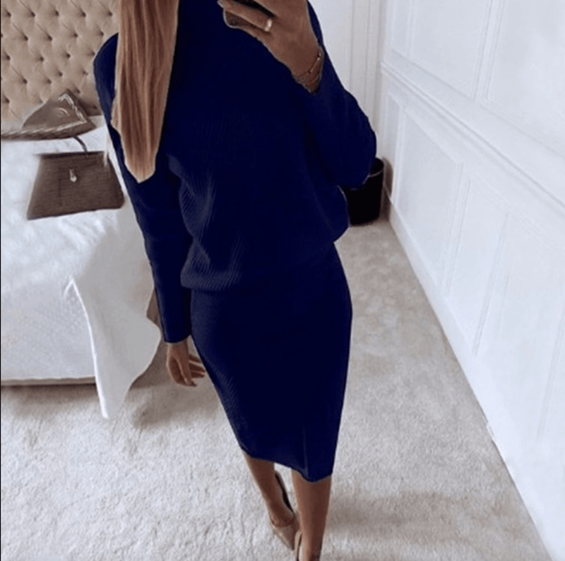 Ensemble pull col roulé et jupe midi marine